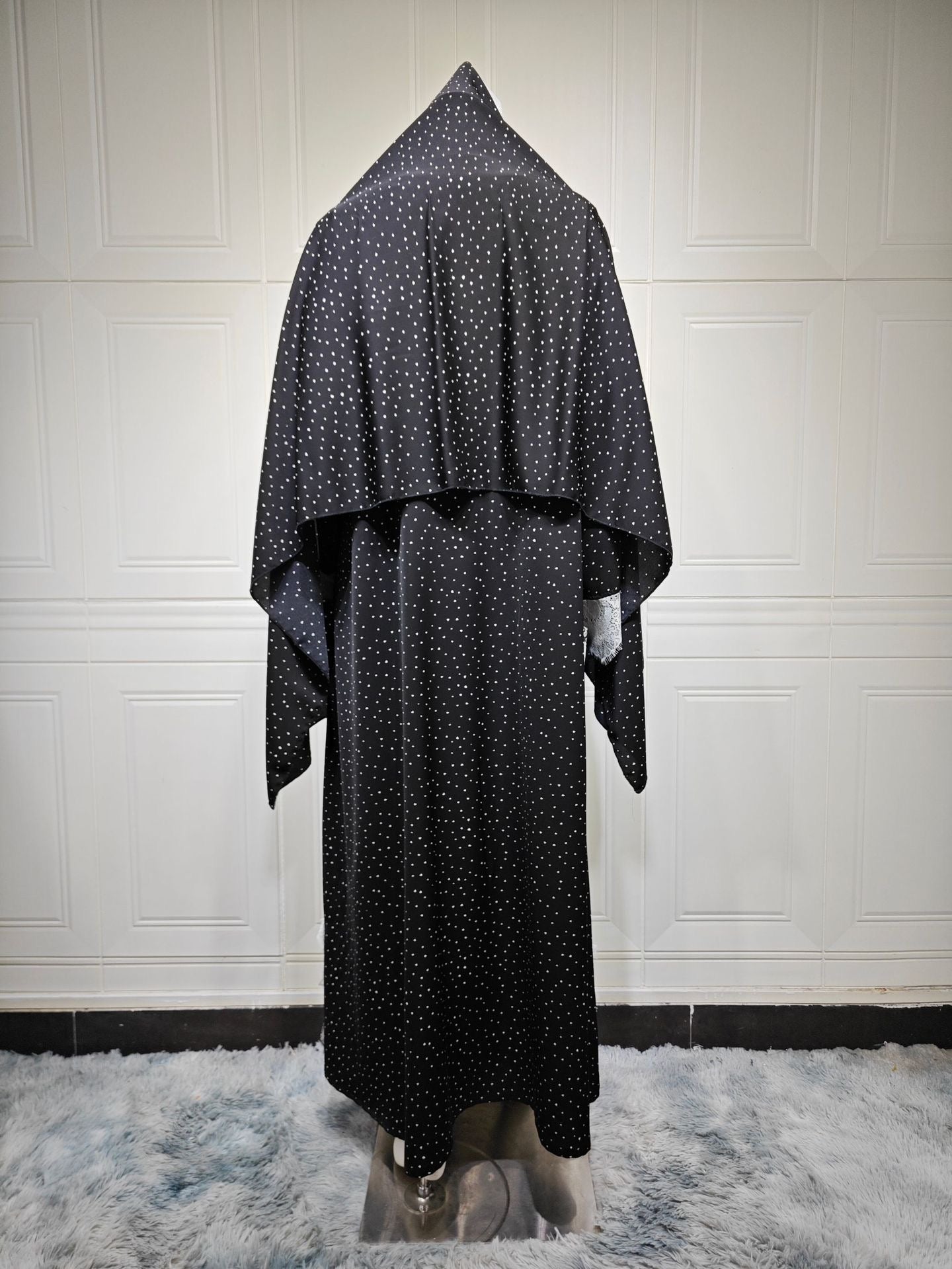Gepunktete Abaya mit Spitzencape