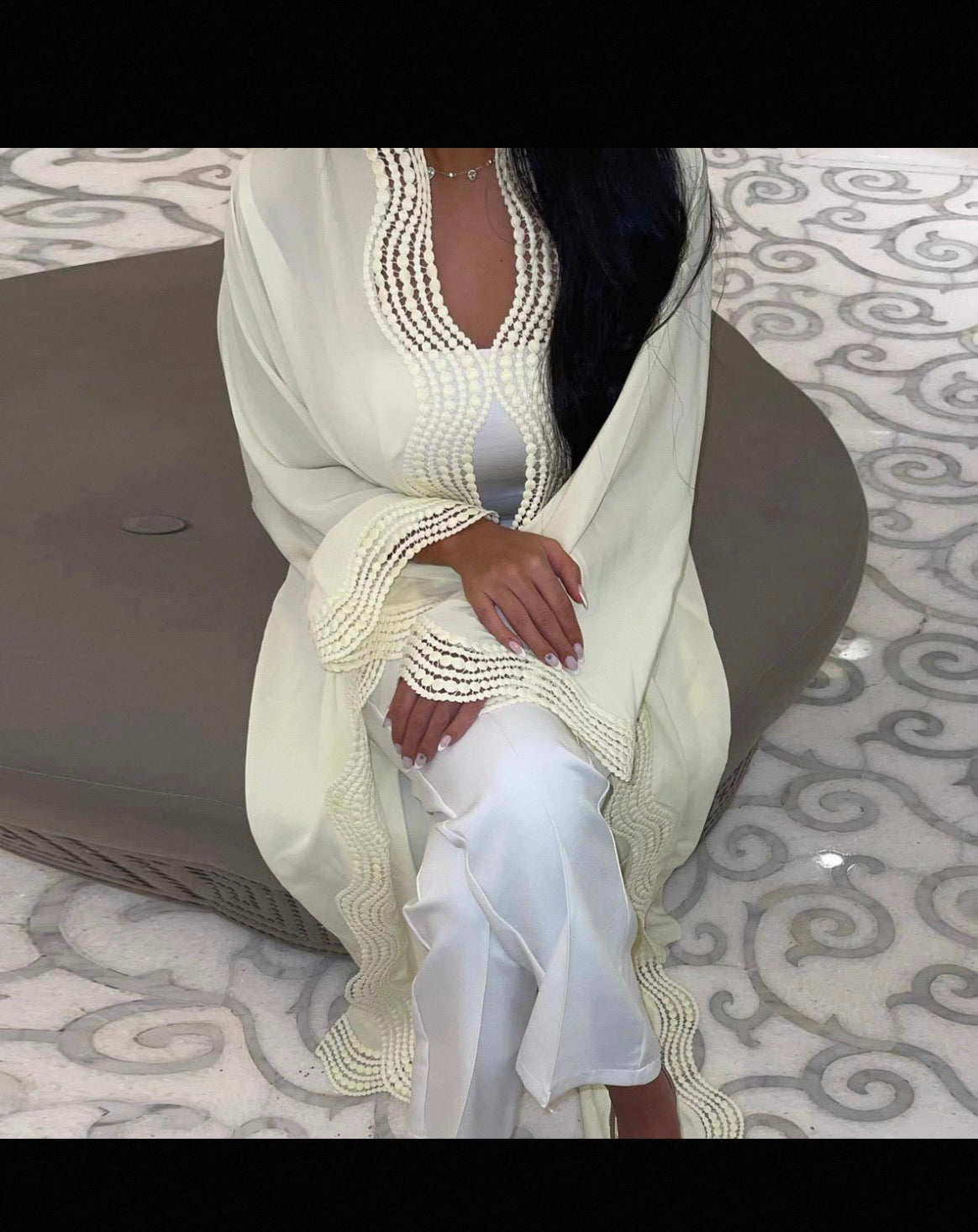 Abaya mit Perlen