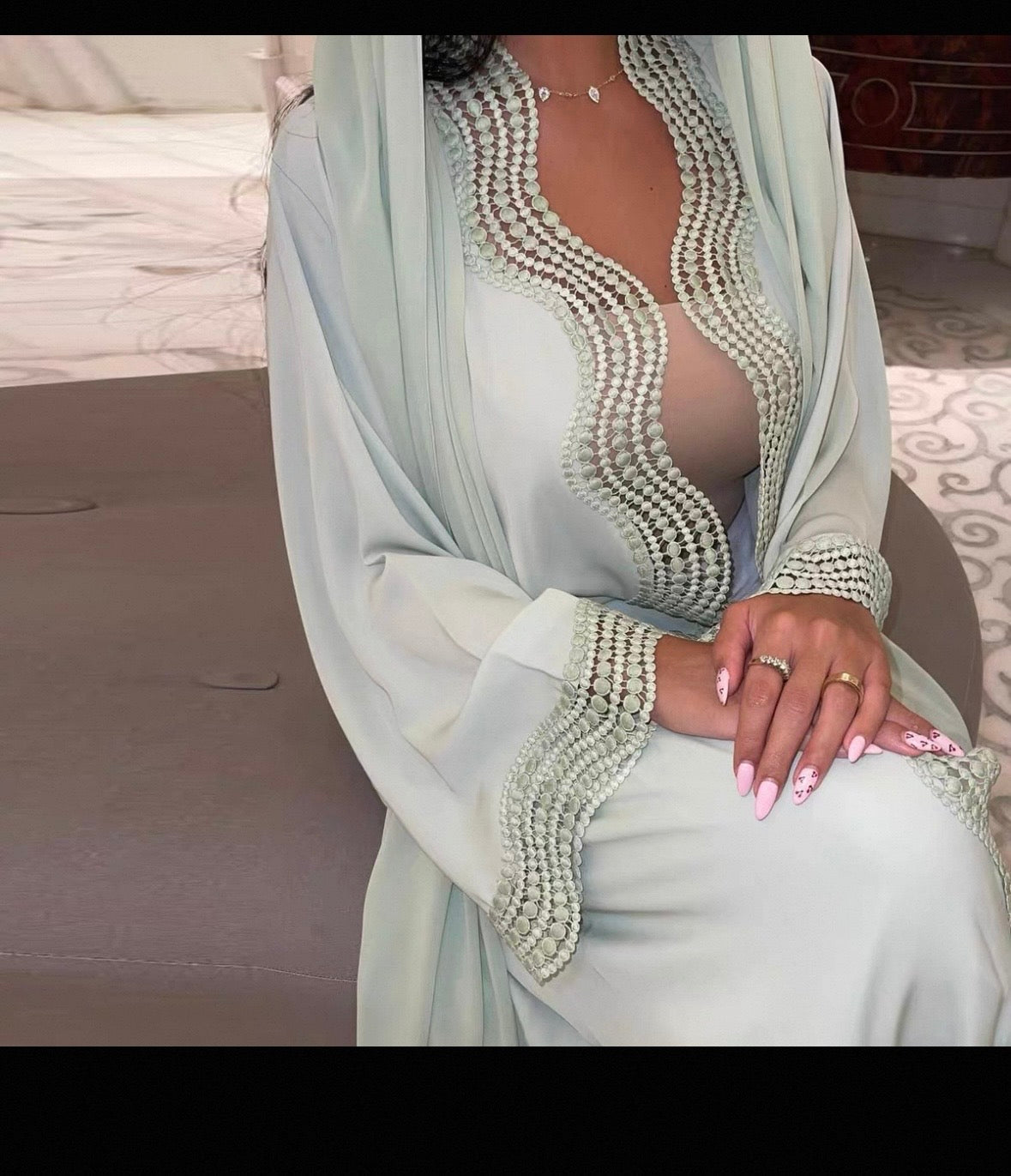 Abaya mit Perlenmuster