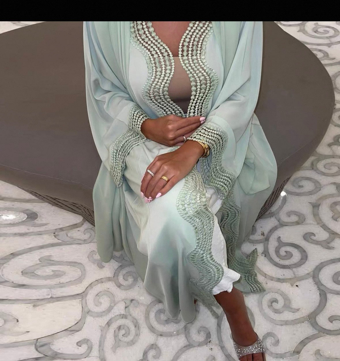 Abaya mit Perlen